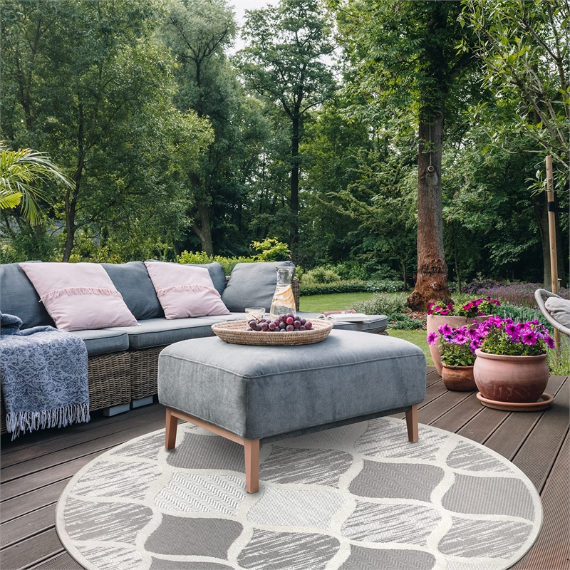 Pemberly Row Modern Quatrefoil Indoor Outdoor Area Rug Round 5'3