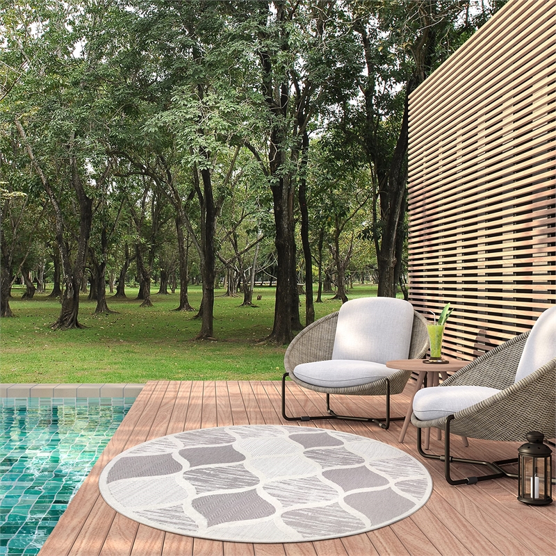 Pemberly Row Modern Quatrefoil Indoor Outdoor Area Rug Round 5'3