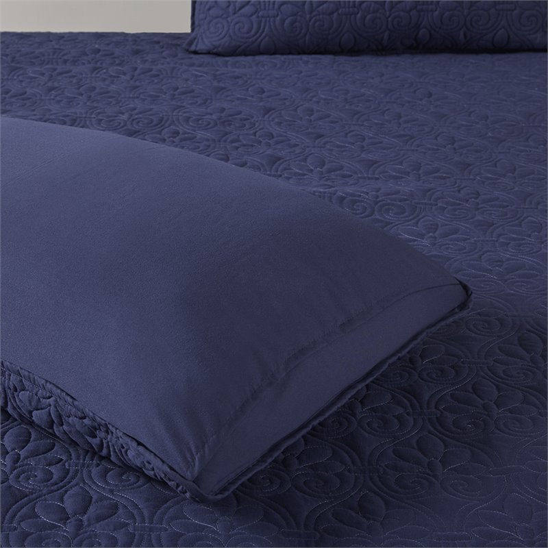 Pemberly Row Traditional 100 Percent Polyester Fitted Bedspread in Navy