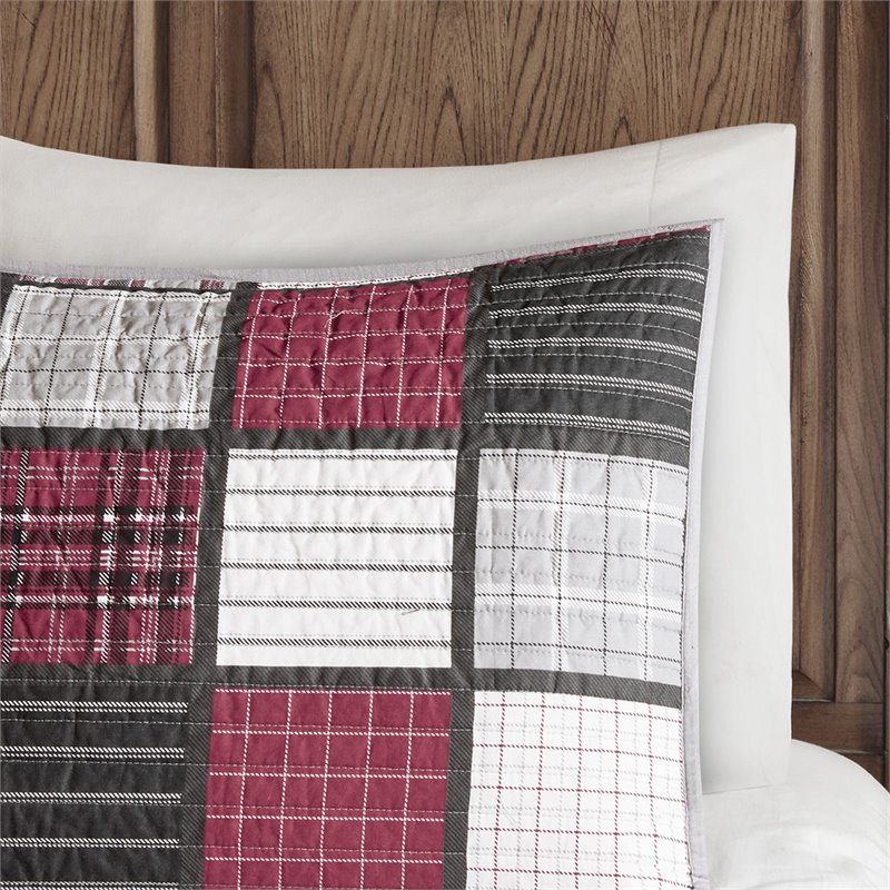 Pemberly Row Farmhouse 100 Percent Cotton Printed Quilt Mini Set in Red