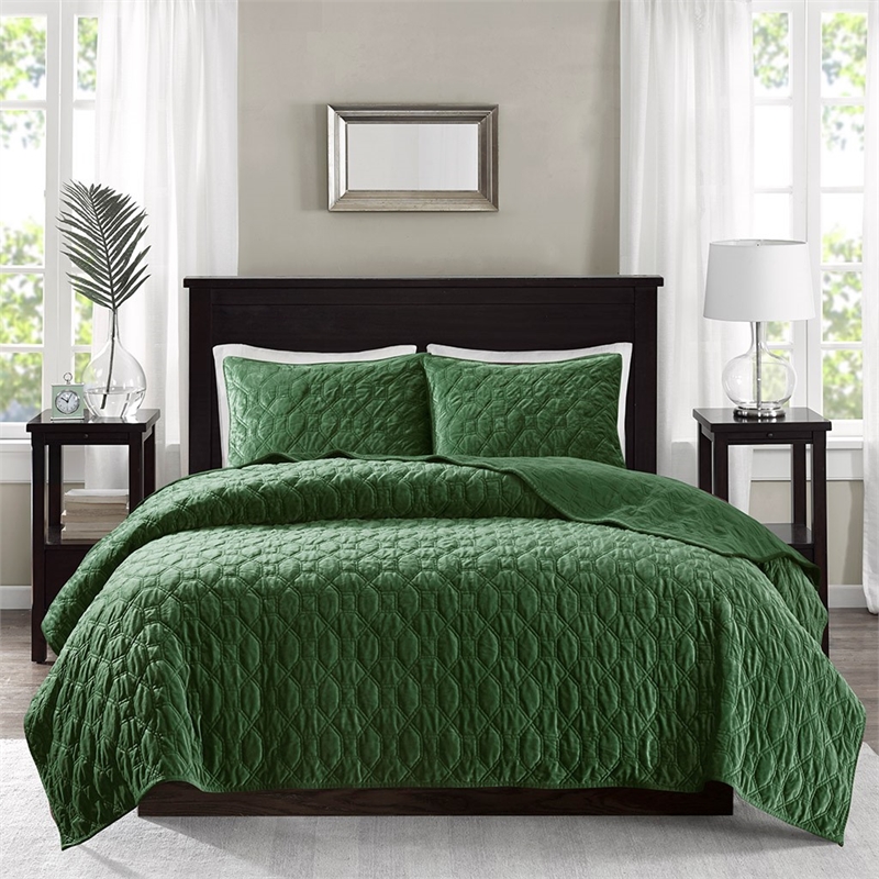 Pemberly Row Modern / Contemporary 3 Piece Velvet Quilt Set in Green