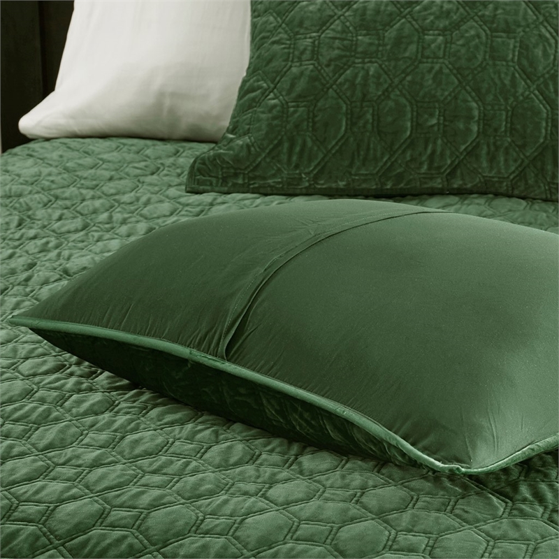 Pemberly Row Modern / Contemporary 3 Piece Velvet Quilt Set in Green