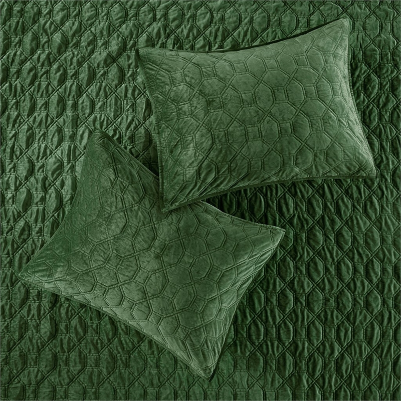 Pemberly Row Modern / Contemporary 3 Piece Velvet Quilt Set in Green