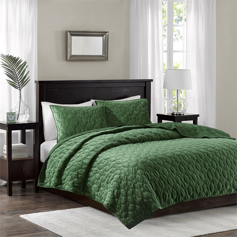 Pemberly Row Modern / Contemporary 3 Piece Velvet Quilt Set in Green