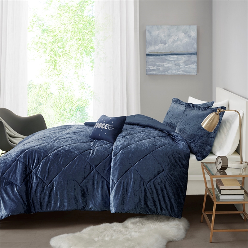 Pemberly Row Modern / Contemporary Velvet Comforter Set in Navy