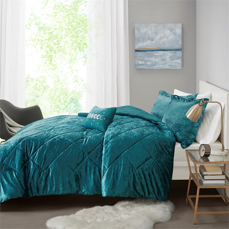 Pemberly Row Modern / Contemporary Velvet Comforter Set in Teal