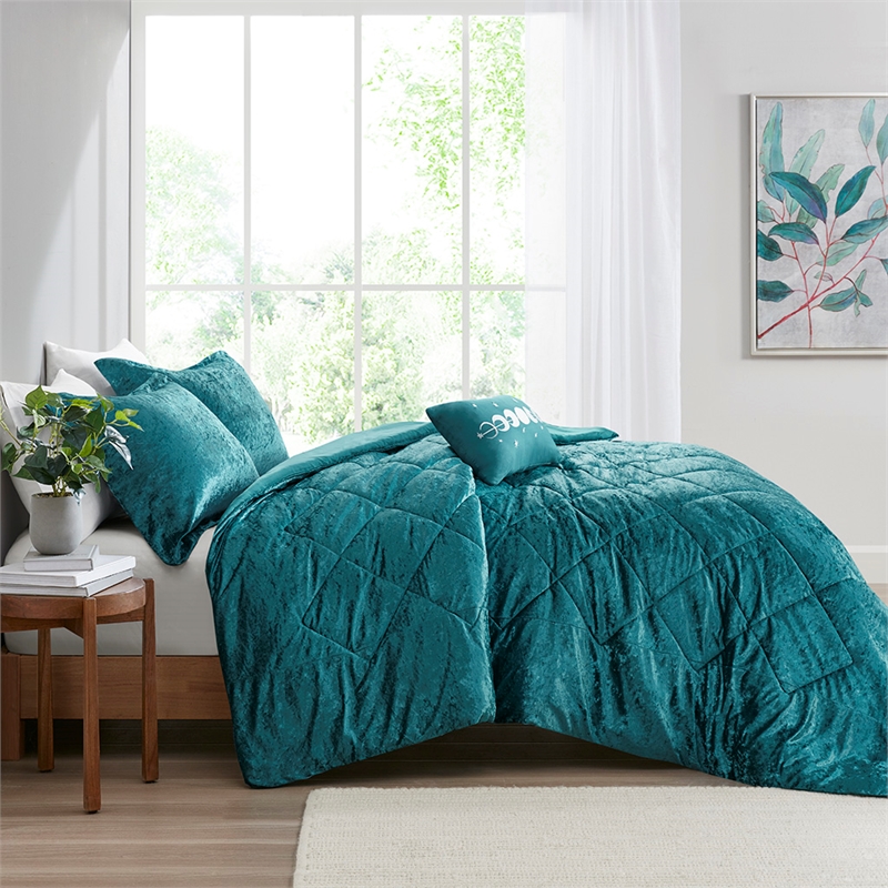 Pemberly Row Modern / Contemporary Velvet Comforter Set in Teal