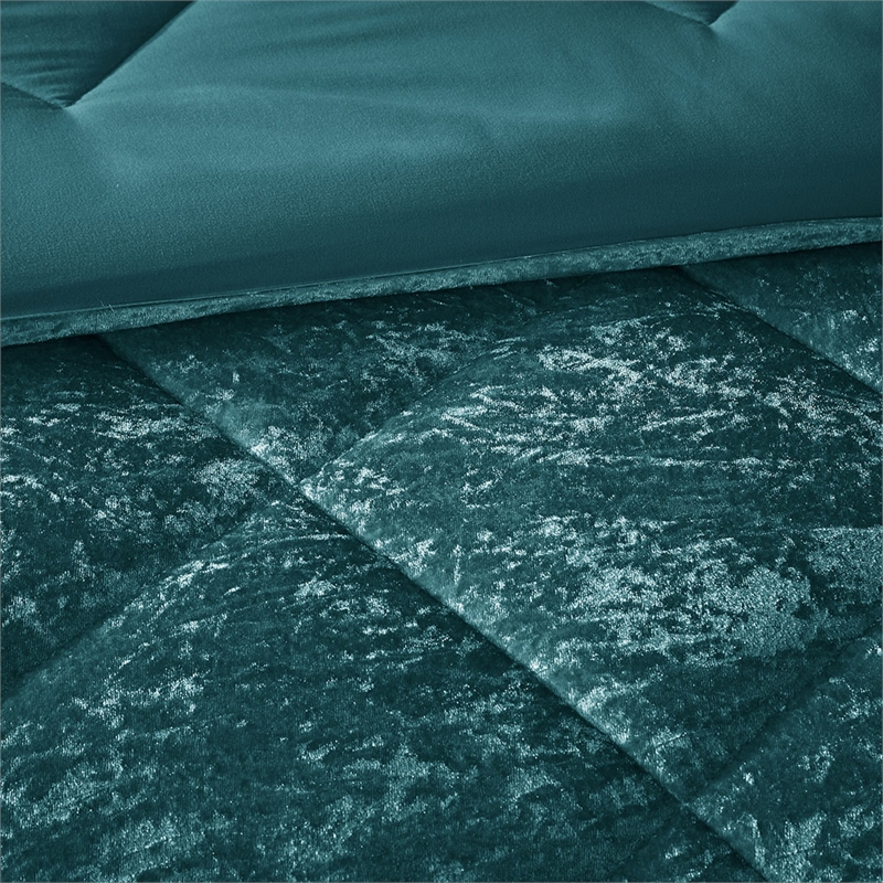 Pemberly Row Modern / Contemporary Velvet Comforter Set in Teal