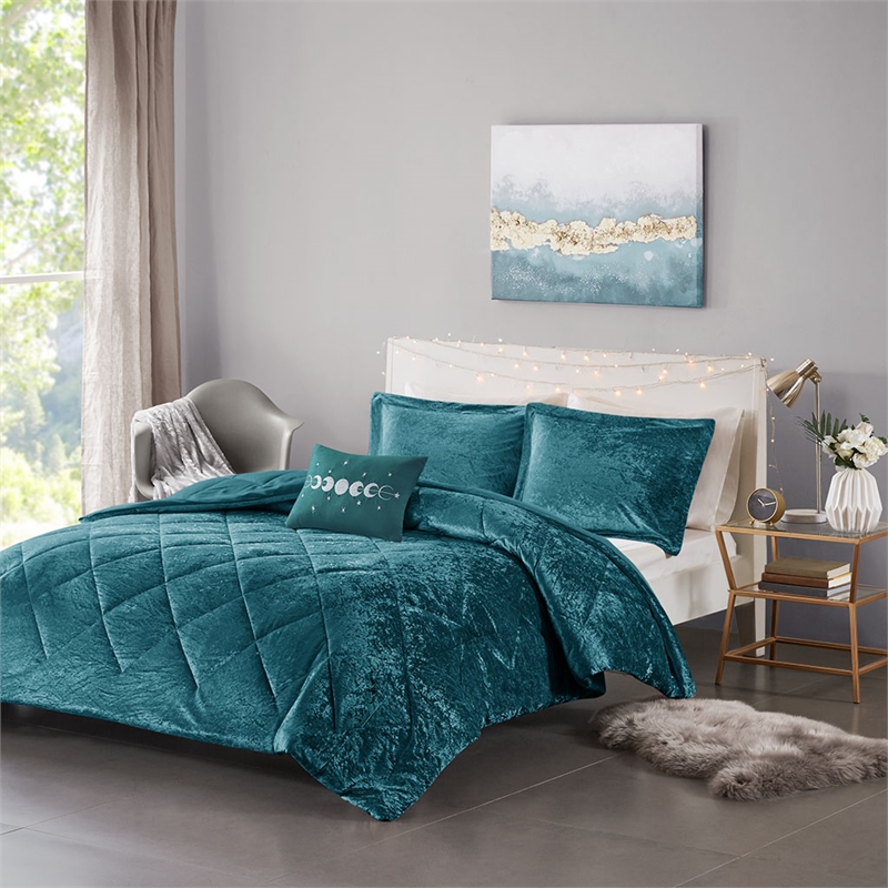 Pemberly Row Modern / Contemporary Velvet Comforter Set in Teal