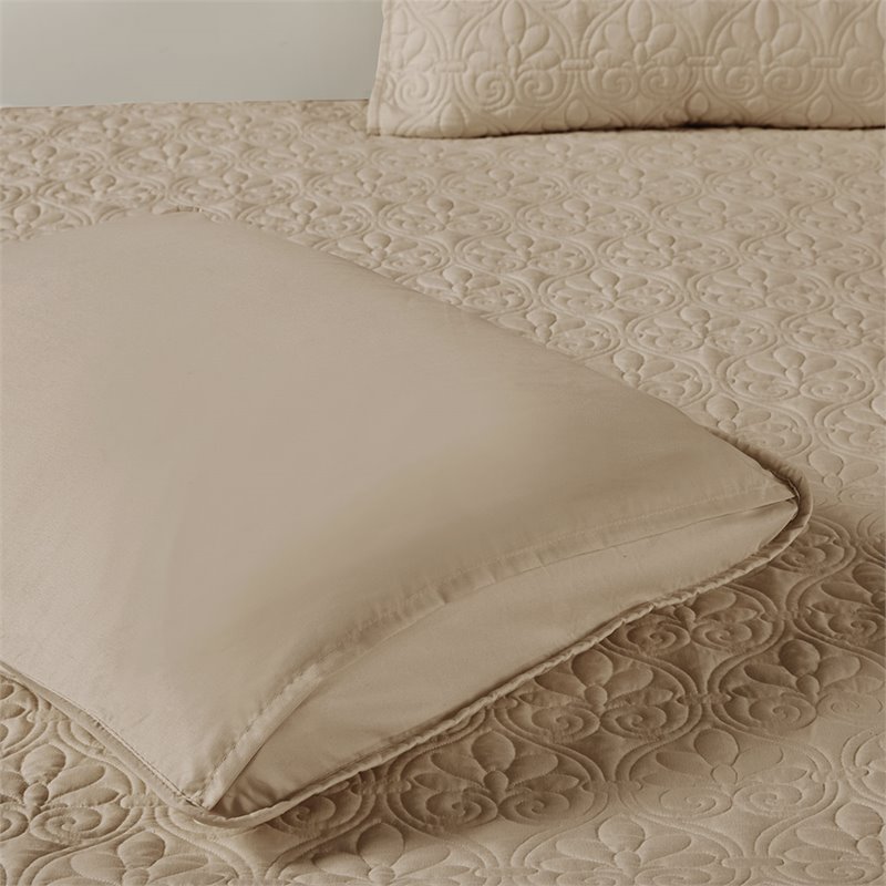 Pemberly Row Traditional 100 Percent Polyester Fitted Bedspread in Brown