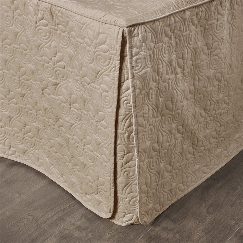 Pemberly Row Traditional 100 Percent Polyester Fitted Bedspread in Brown