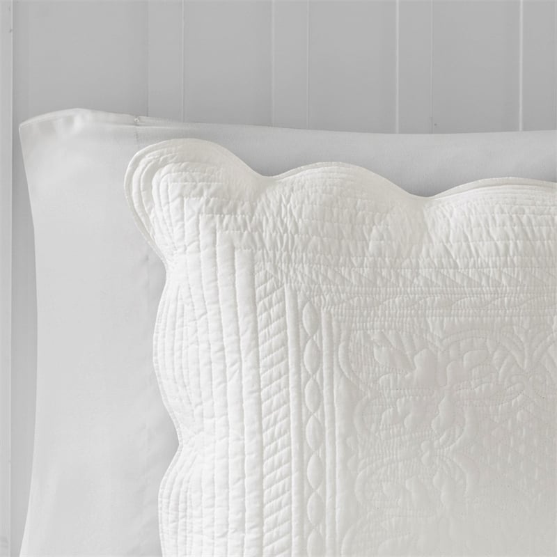 Pemberly Row 3 Piece Reversible Scalloped Edge Quilt Set in White
