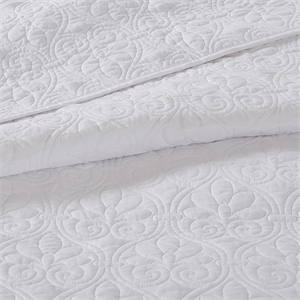 Pemberly Row Modern / Contemporary Reversible Bedspread Set in White