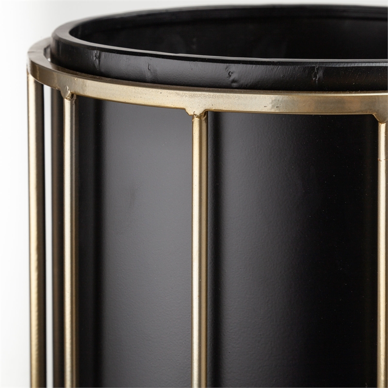 Pemberly Row Pianta Metal Industrial Styled Planters in Black (Set of 2)