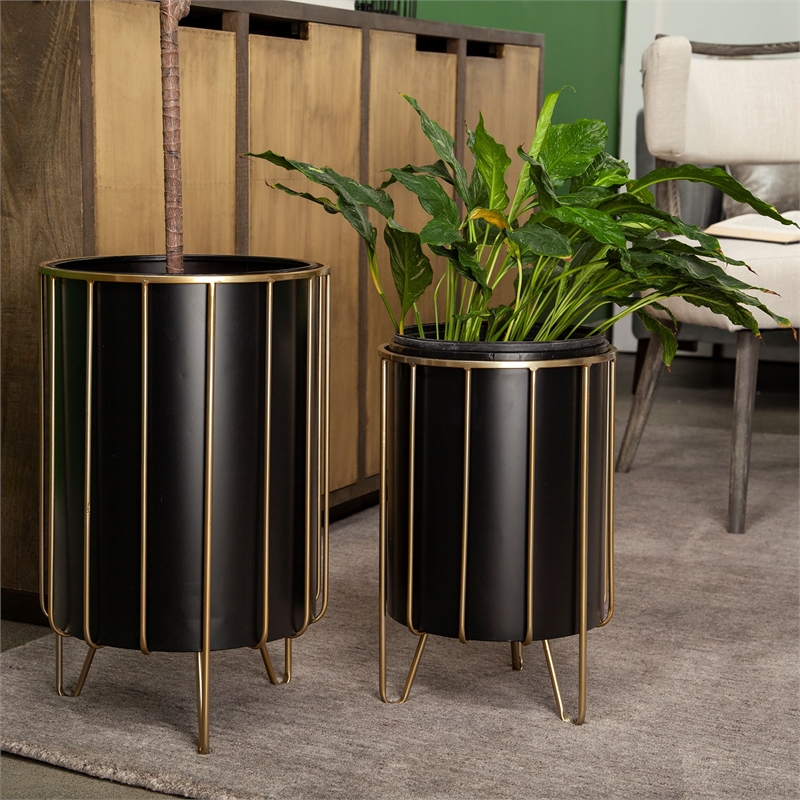 Pemberly Row Pianta Metal Industrial Styled Planters in Black (Set of 2)