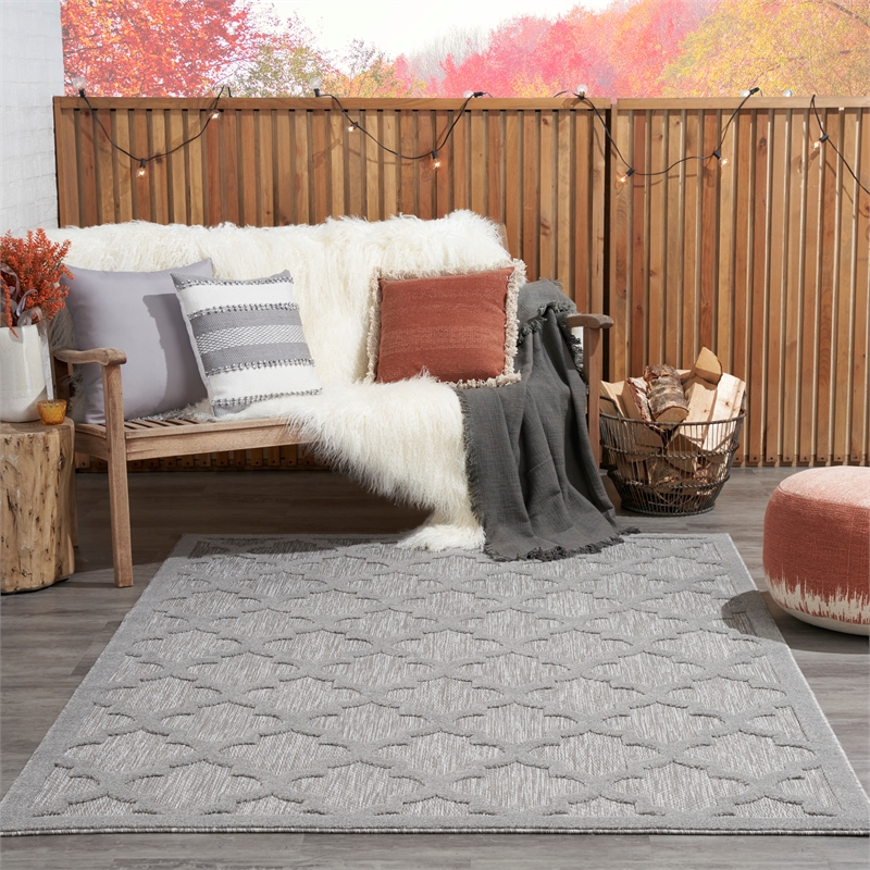 Pemberly Row Coastal Easy Care 4'x6' Silver Grey Indoor/Outdoor Rug