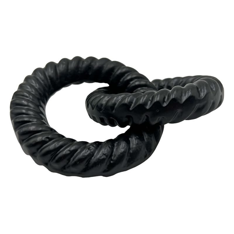 Pemberly Row Decorative Handmade Aluminum 6-inch Modern Chain Sculpture in Black