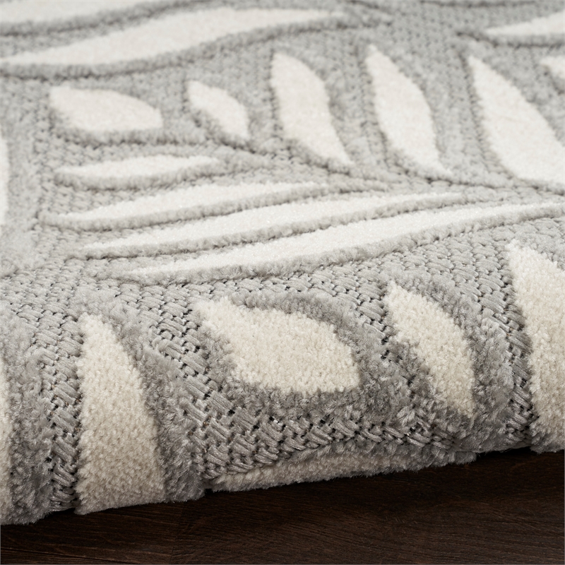 Pemberly Row Contemporary 8' Round Gray Fabric Tropical Area Rug