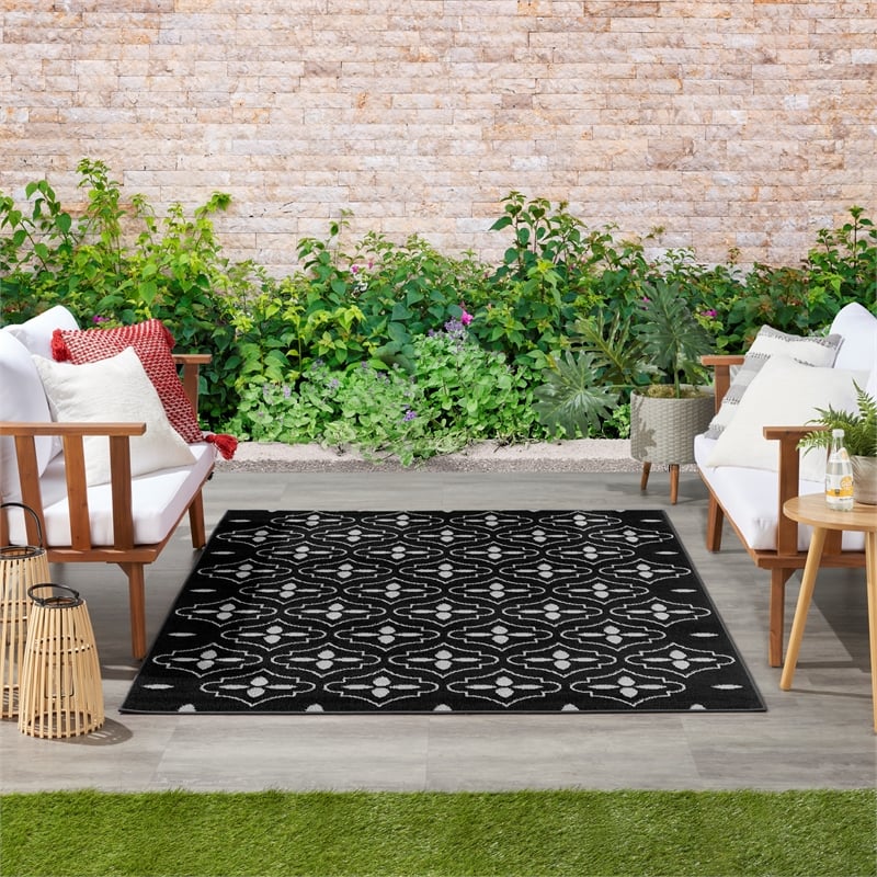 Pemberly Row Modern / Contemporary 4'x6' Black Ivory Fabric Area Rug