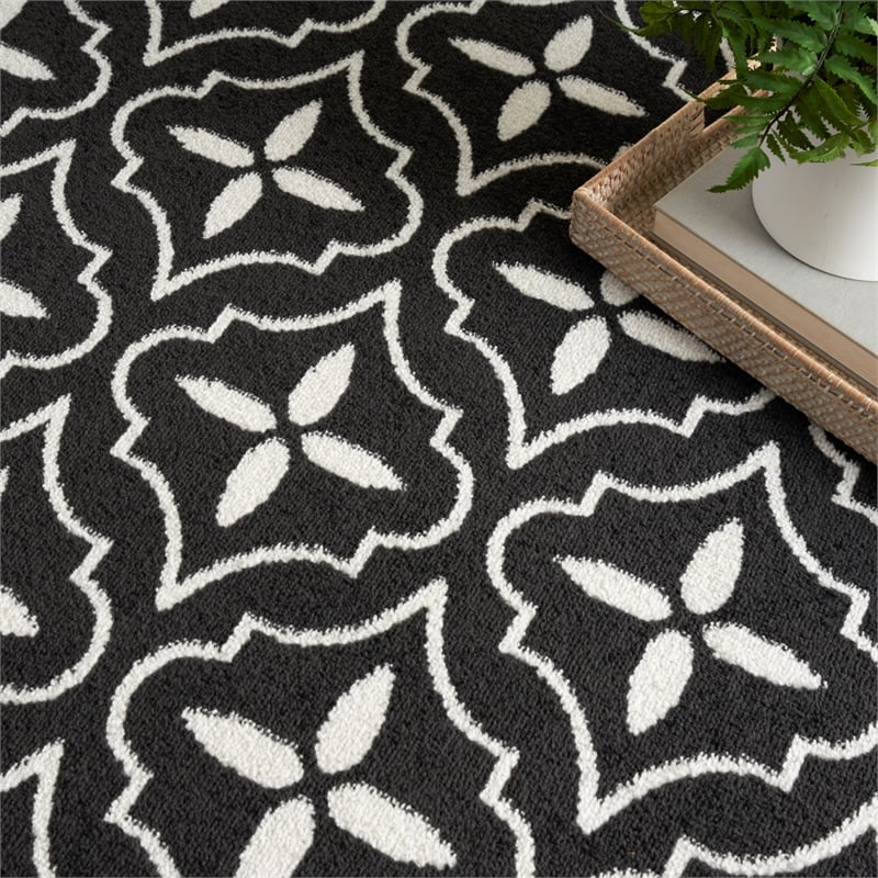 Pemberly Row Modern / Contemporary 4'x6' Black Ivory Fabric Area Rug