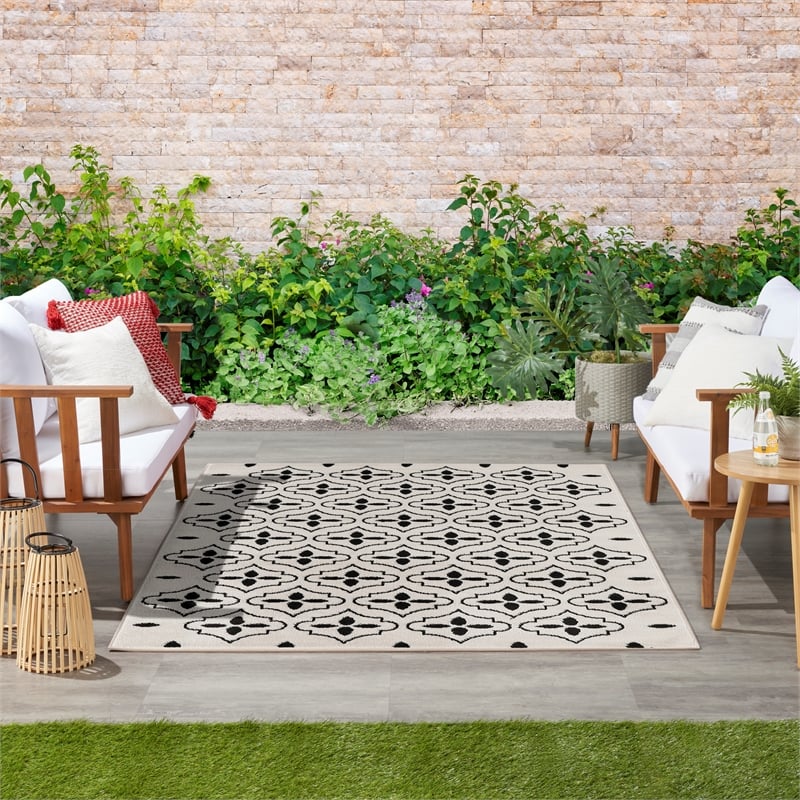 Pemberly Row Modern / Contemporary 4'x6' Ivory Black Fabric Area Rug