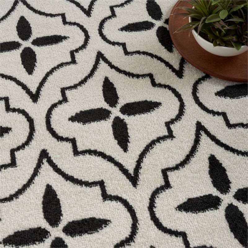 Pemberly Row Modern / Contemporary 4'x6' Ivory Black Fabric Area Rug