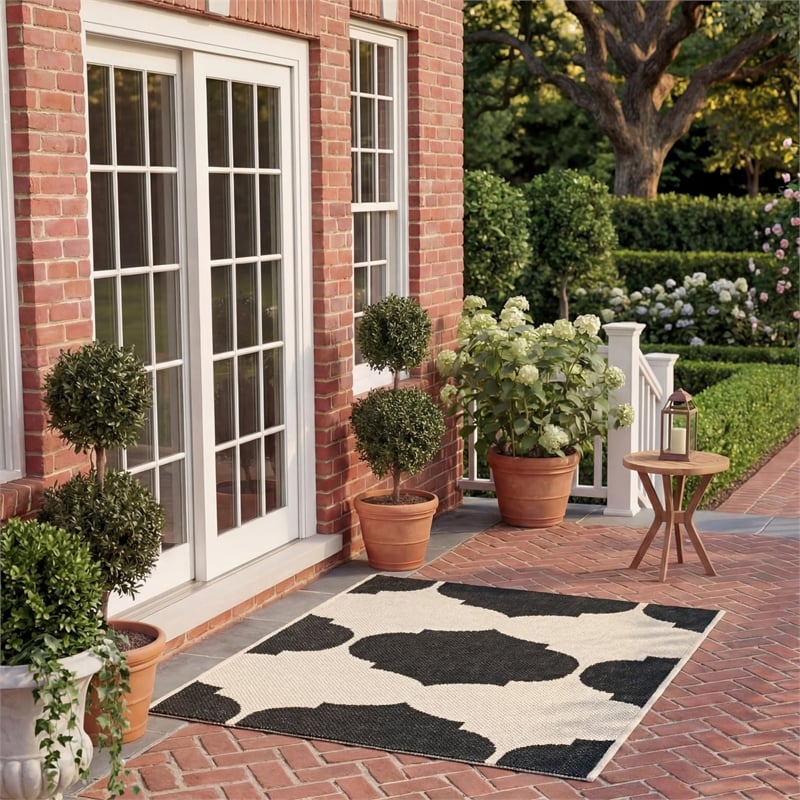 Pemberly Row Contemporary Beige Indoor Outdoor Accent Rug 2' x 3'7