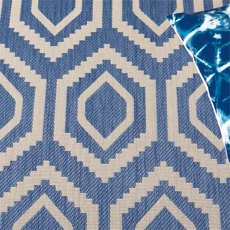 Pemberly Row Polypropylene Blue Indoor Outdoor Rug - 2' x 3'7