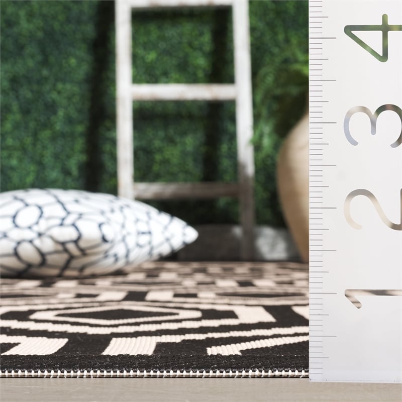 Pemberly Row Polypropylene Black Indoor Outdoor Rug - 2' x 3'7