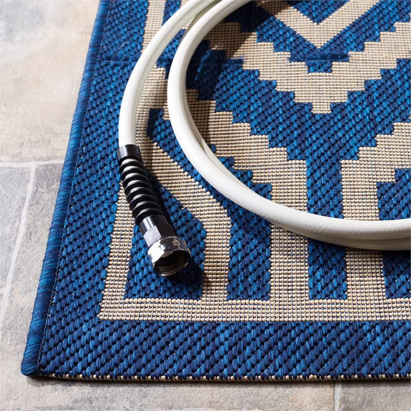 Pemberly Row Polypropylene Navy Indoor Outdoor Rug - 2'7