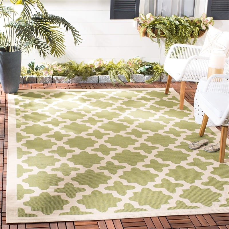Pemberly Row Polypropylene Green Indoor Outdoor Rug - Square 4'