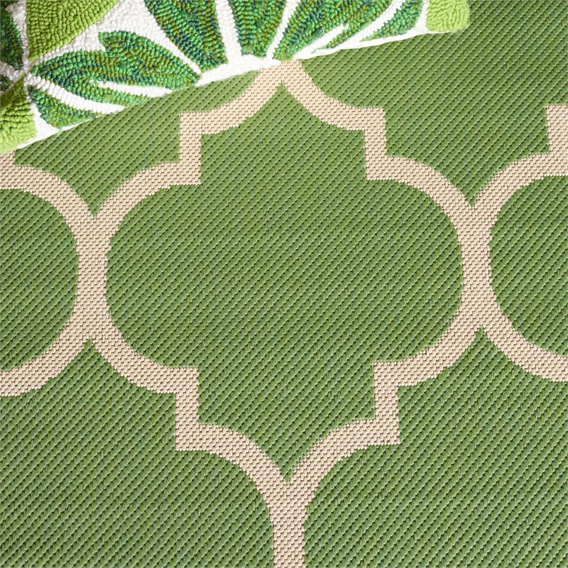 Pemberly Row Polypropylene Green Indoor Outdoor Rug - Square 4'