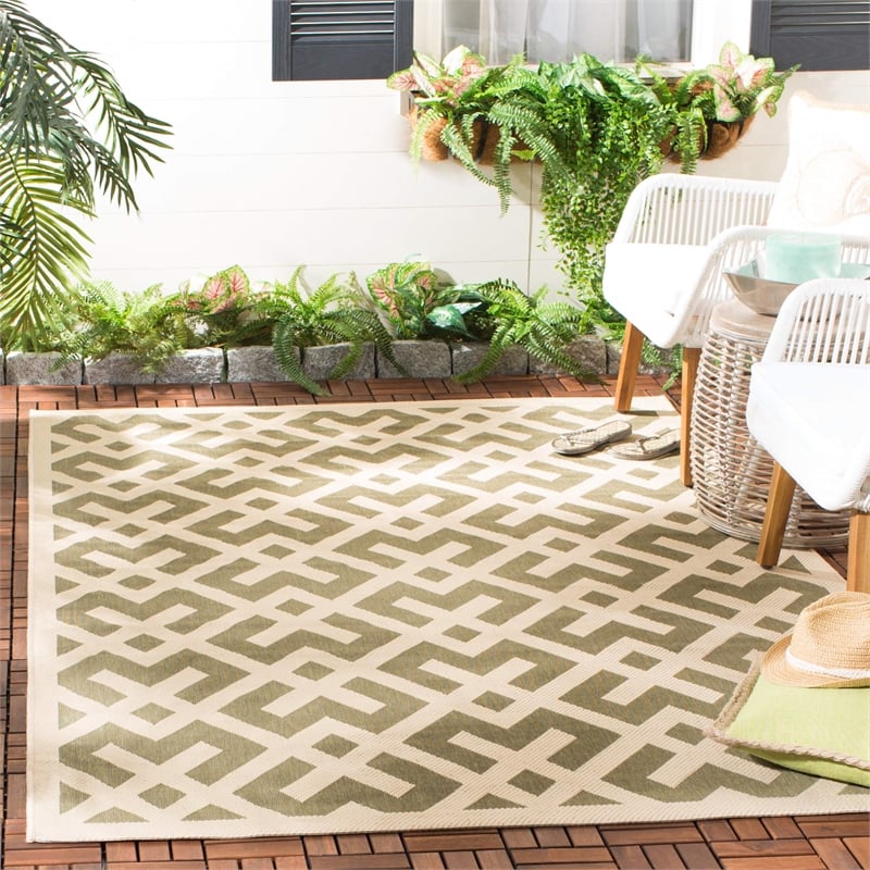 Pemberly Row Polypropylene Green Indoor Outdoor Rug - Square 4'