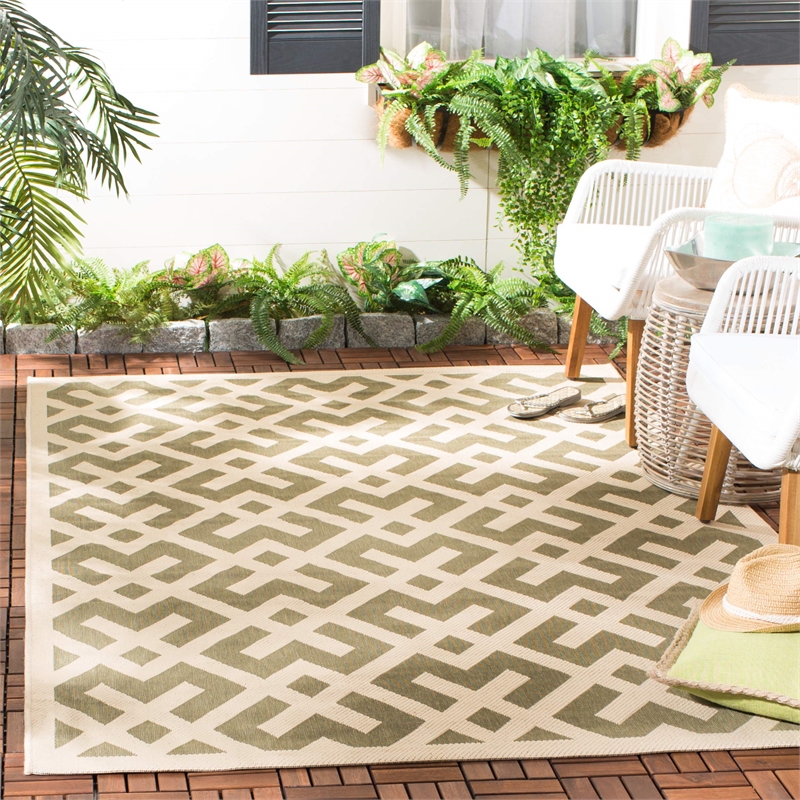 Pemberly Row Polypropylene Green Indoor Outdoor Rug - Square 5'3