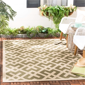 Pemberly Row Polypropylene Green Indoor Outdoor Rug - Square 5'3&quot