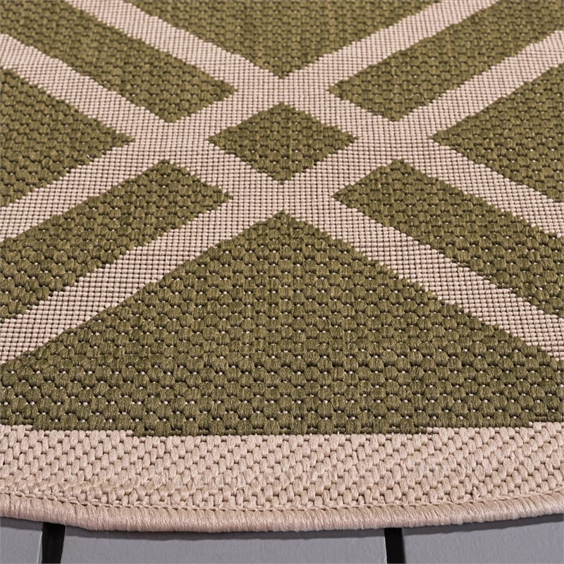 Pemberly Row Polypropylene Green Indoor Outdoor Rug - Round 7'10
