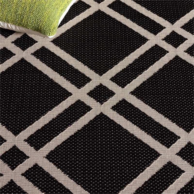 Pemberly Row Polypropylene Black Indoor Outdoor Rug - 2' x 3'7