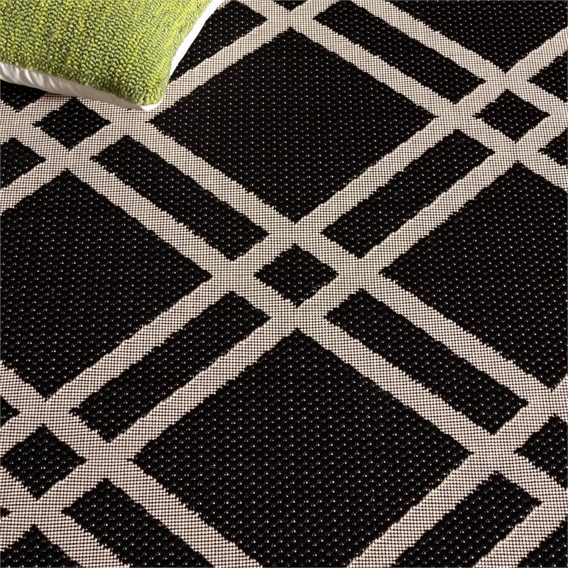 Pemberly Row Polypropylene Black Indoor Outdoor Rug - 5'3
