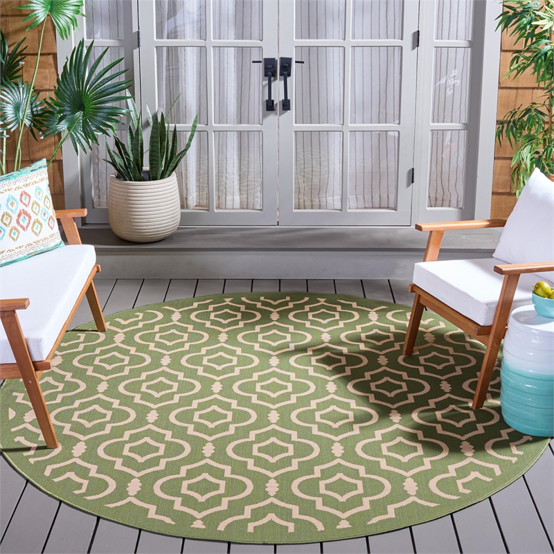 Pemberly Row Polypropylene Green Indoor Outdoor Rug - Round 7'10