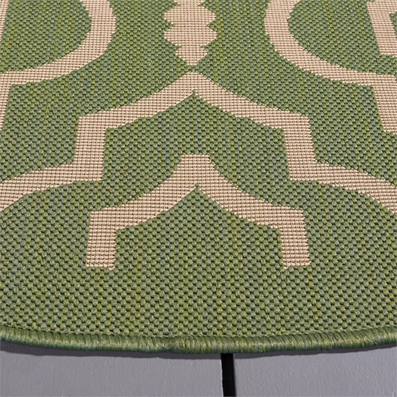 Pemberly Row Polypropylene Green Indoor Outdoor Rug - Round 7'10