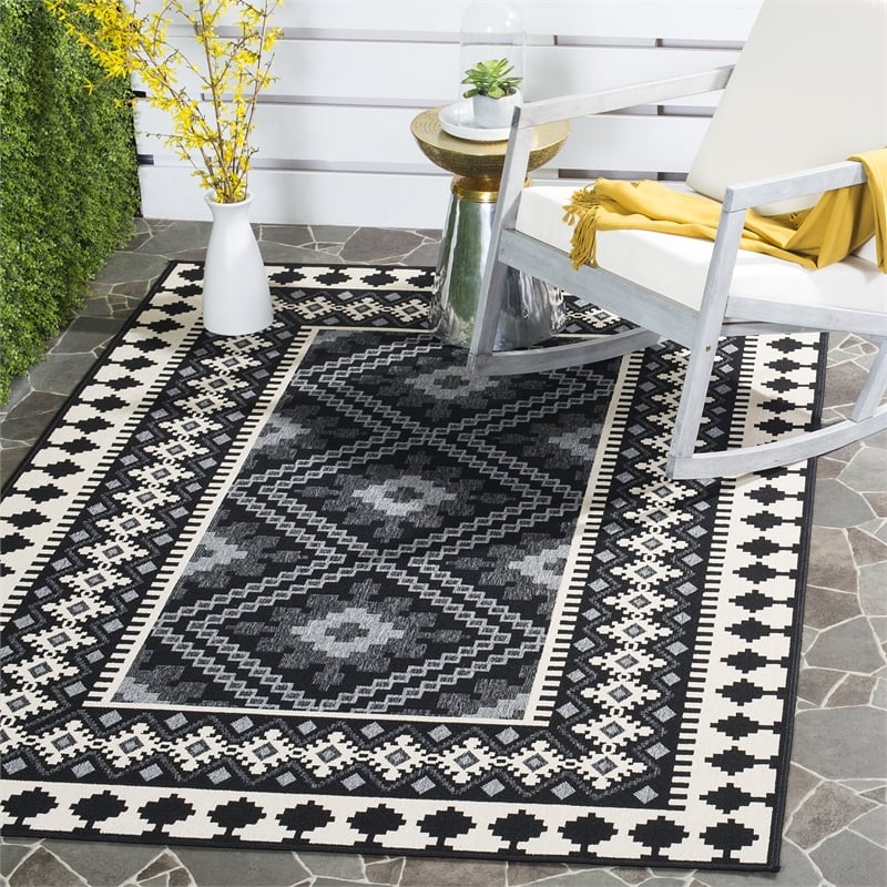 Pemberly Row Polypropylene Black Indoor Outdoor Rug - 5'3