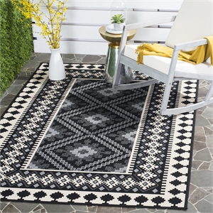 Pemberly Row Polypropylene Black Indoor Outdoor Rug - 5'3&quot x 7'7&quot