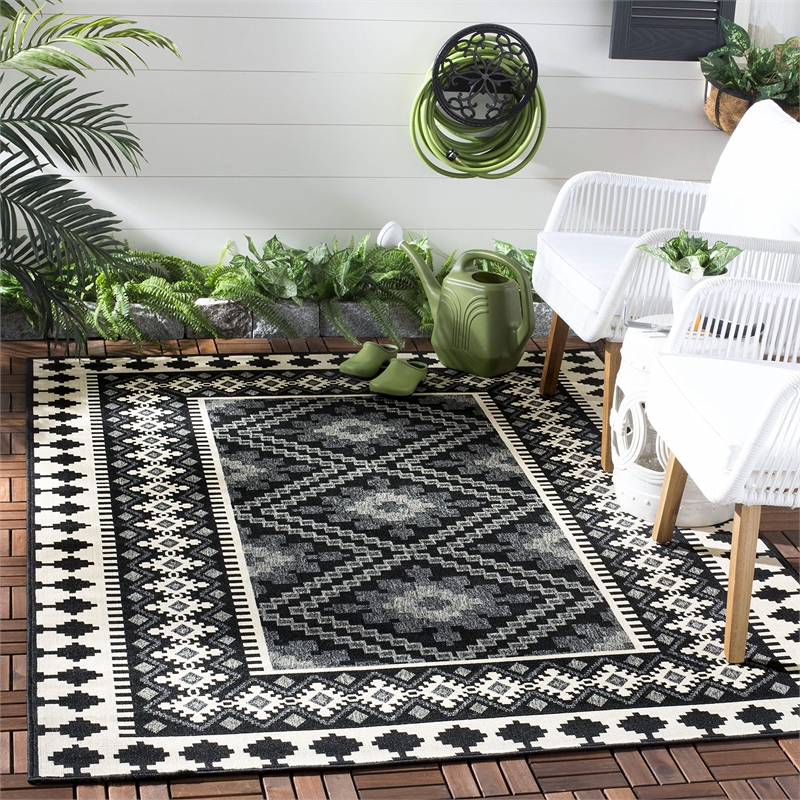 Pemberly Row Polypropylene Black Indoor Outdoor Rug - 5'3