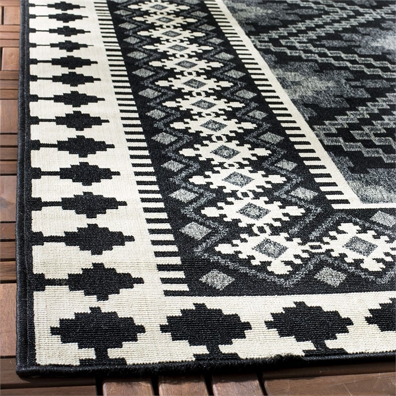 Pemberly Row Polypropylene Black Indoor Outdoor Rug - 5'3