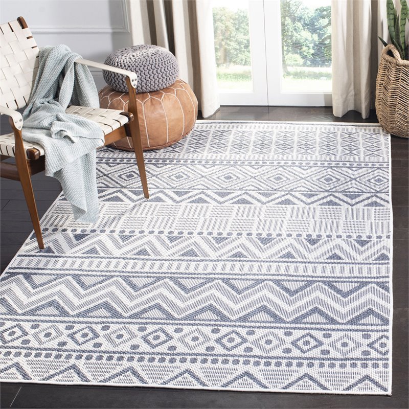 Pemberly Row Contemporary Polypropylene 4' x 6' Rug in Cream and Navy