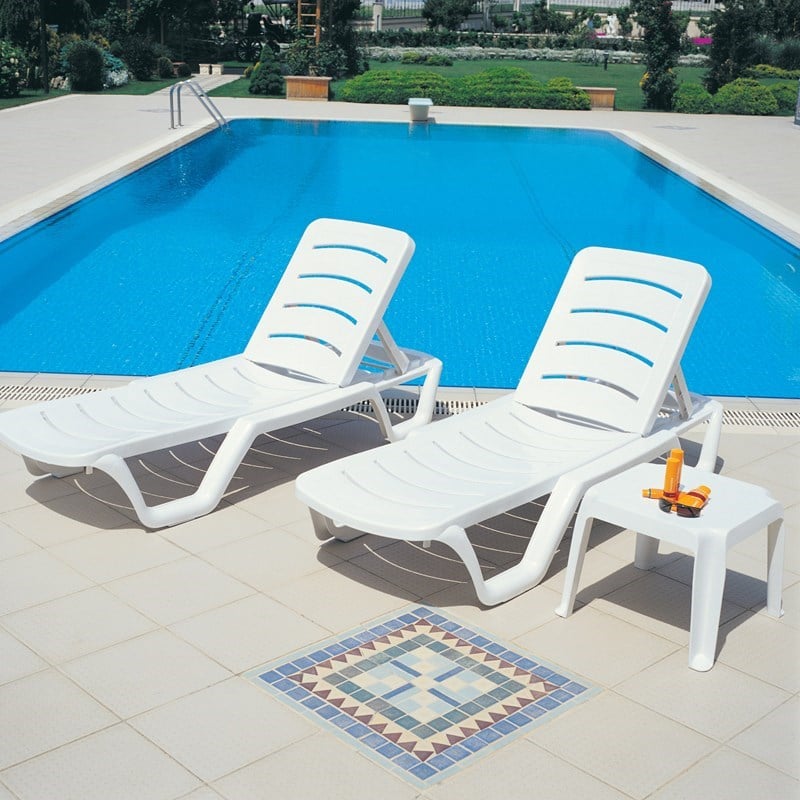 Hawthorne Collections Square Resin Patio Side Table in White - Set of 2