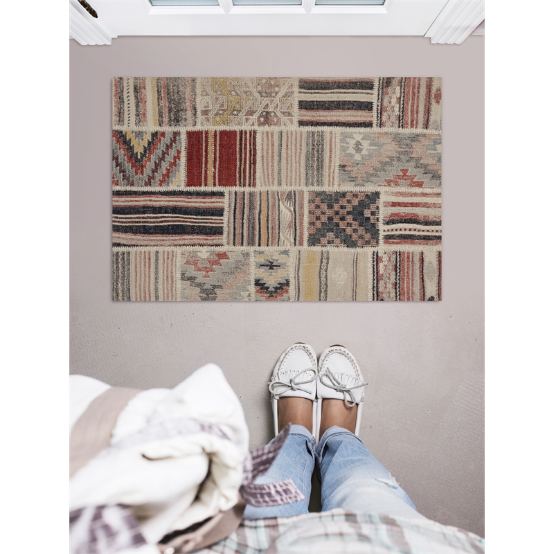 Laysan Home Traditional Machine Made Polyester 2'x3' Rug in Ivory