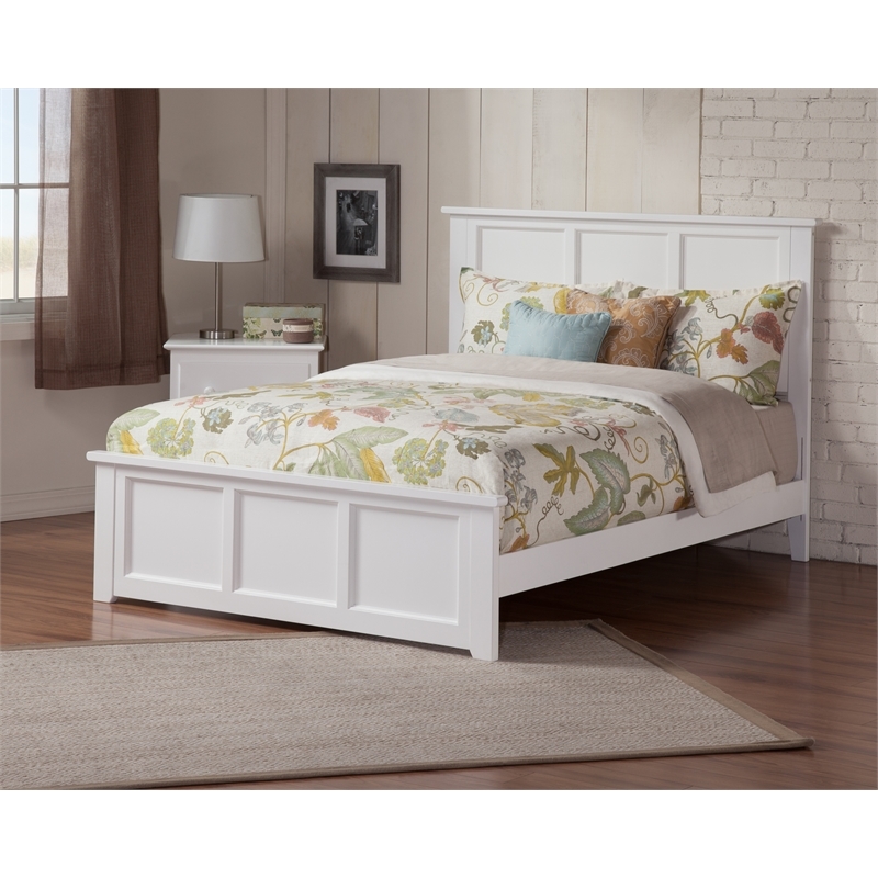 Leo & Lacey Madison Queen Wood Foundation Bed with Matching Footboard in White
