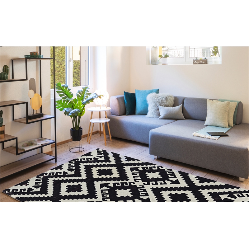 Riverbay Furniture Transitional Polyester 5'x7' Rug in Ivory and Black