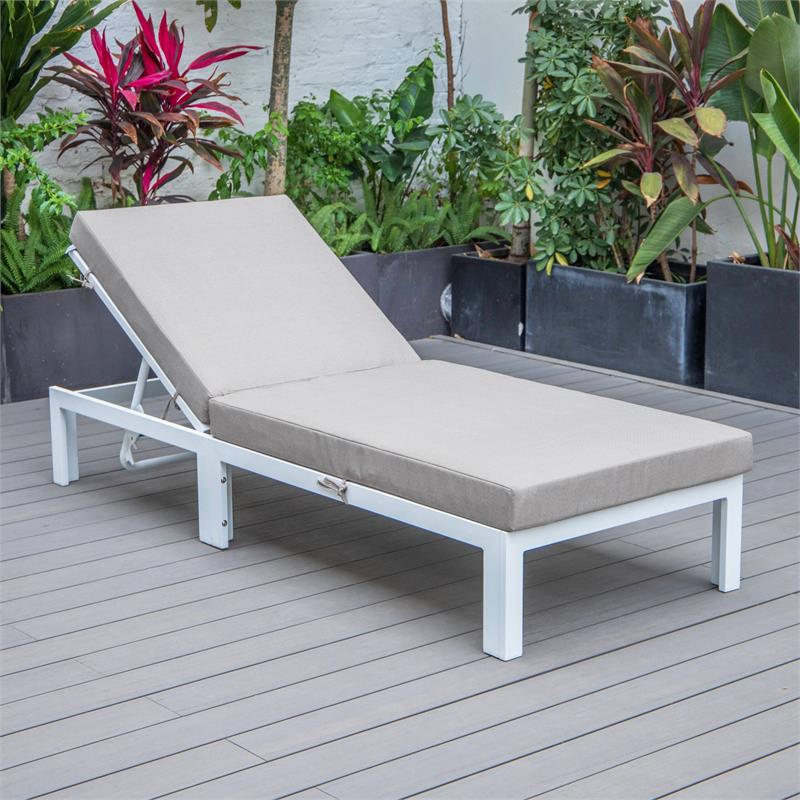 LeisureMod Chelsea Aluminum Outdoor Chaise Lounge Chair With Beige Cushion